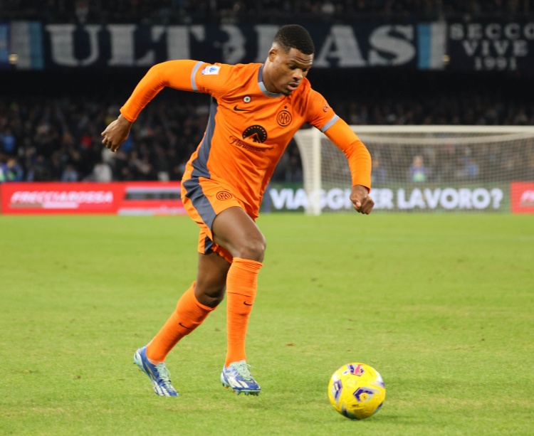 赫拉芬贝赫盛赞邓弗里斯本赛季表现卓越，具备角逐金球奖实力