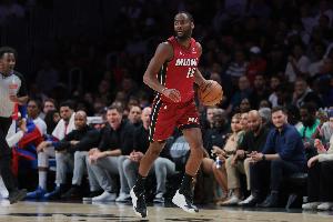 战旧主表现上佳！伯克斯三节8投6中&amp;三分7中5 攻下17分2板